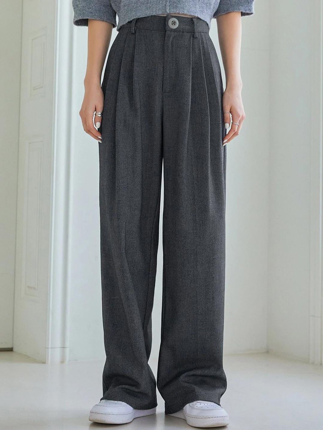 Kotty Women Relaxed Straight Leg Straight Fit Easy Wash Pleated Parallel Trousers