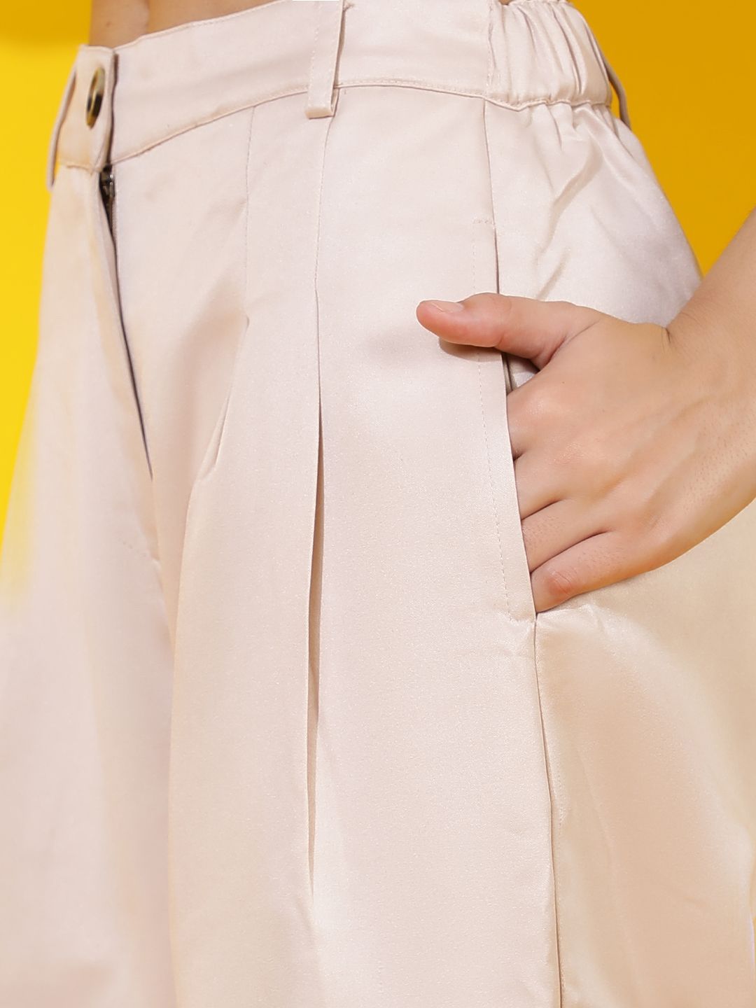 Kotty Women Relaxed Straight Leg Straight Fit High-Rise Easy Wash Pleated Cargos Trousers