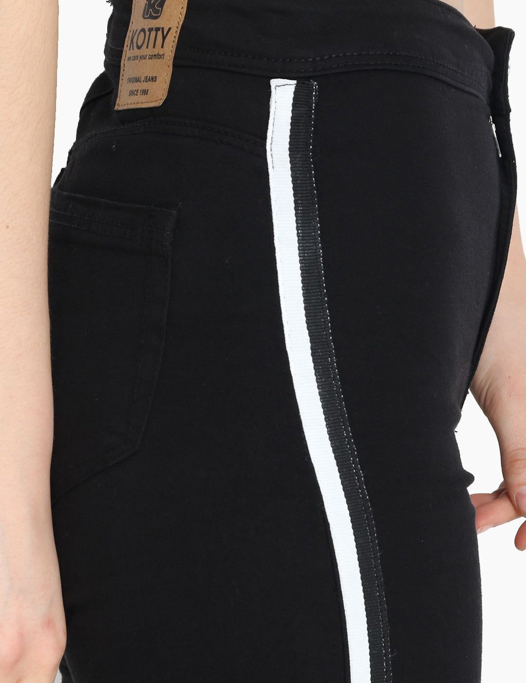 Kotty Women Black Skinny Fit High-Rise Clean Look Stretchable Jeans