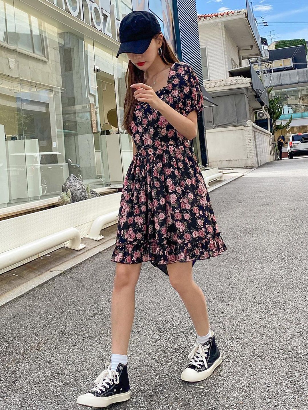 Kotty Black & Pink Floral Printed Sweetheart Neck Puff Sleeves Crepe Fit & Flare Dress
