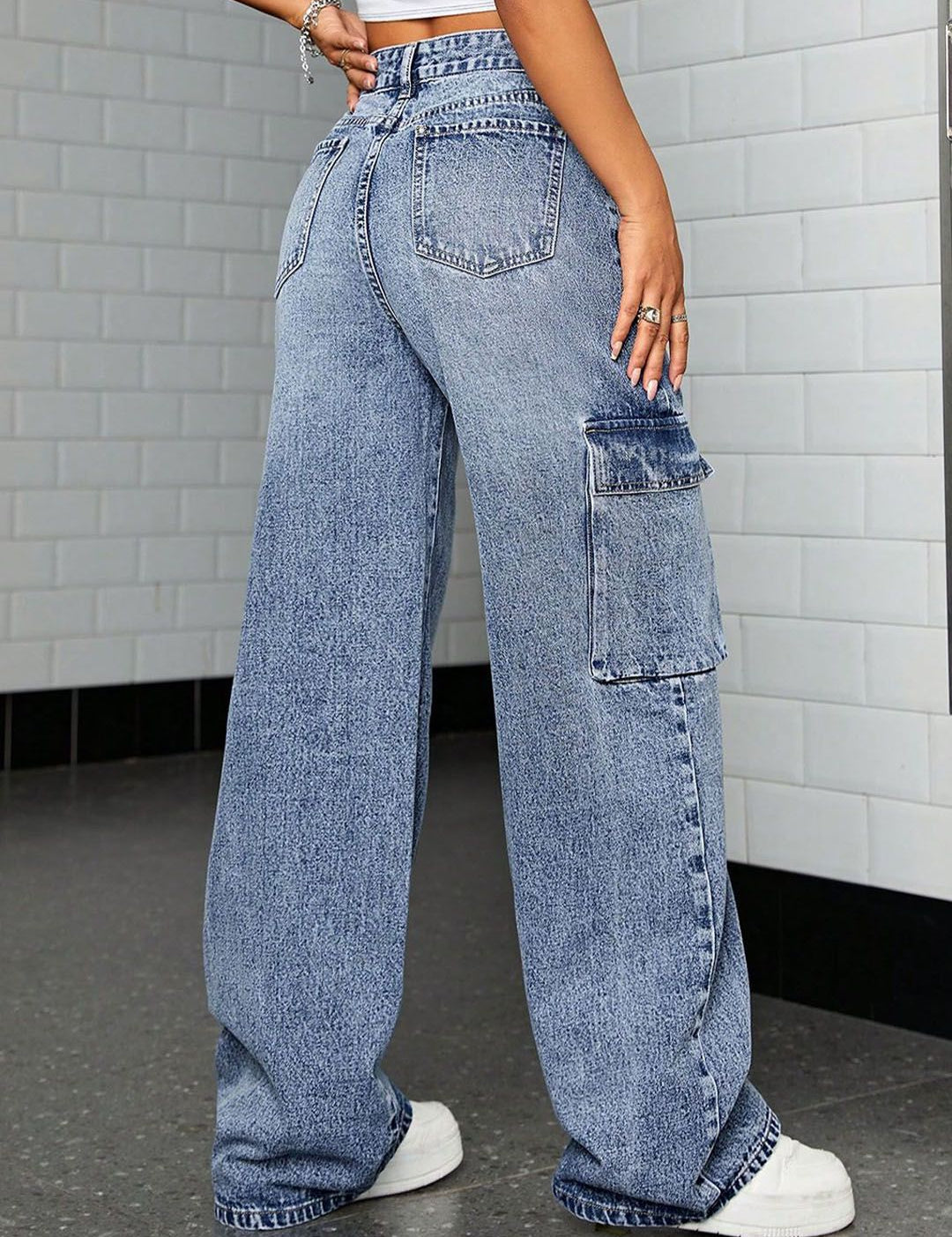 Kotty Women High-Rise Clean Look Light Fade Stretchable Cargo Jeans