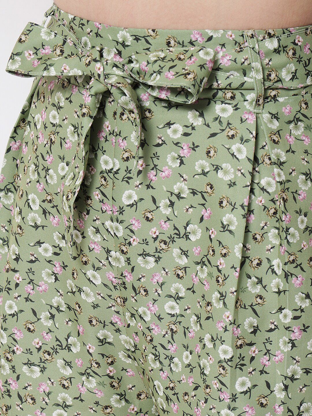 Kotty Women Green Floral Printed Relaxed Flared High-Rise Easy Wash Pleated Trousers