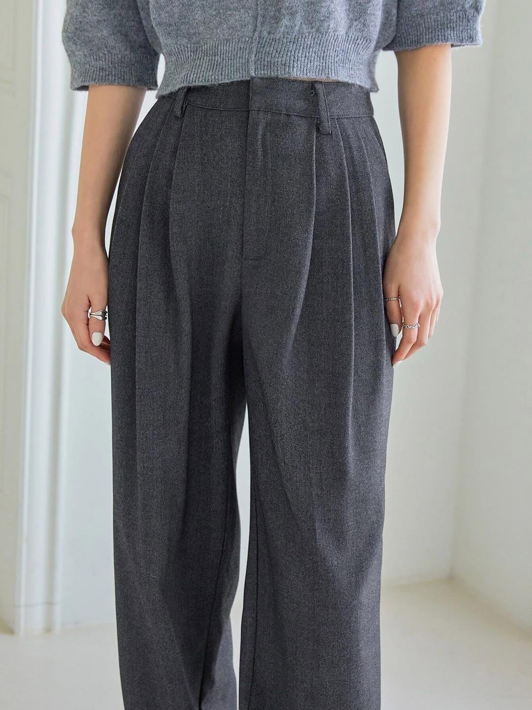 Kotty Women Grey Relaxed Straight Leg Straight Fit High-Rise Pleated Trousers