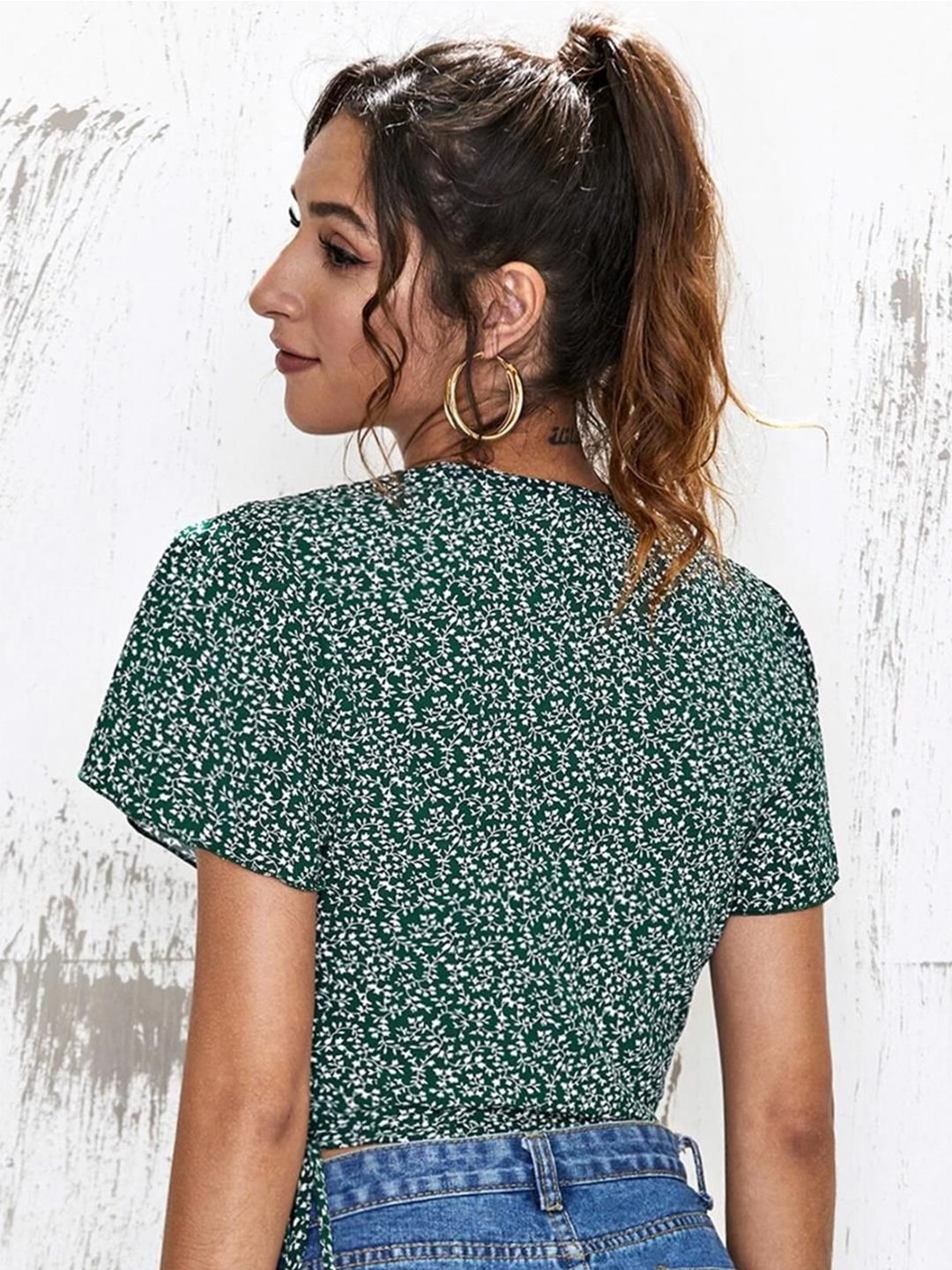 Kotty Floral Printed V-Neck Crepe Crop Top