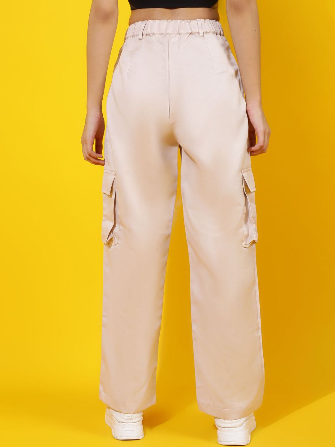 Kotty Women Relaxed Straight Leg Straight Fit High-Rise Easy Wash Pleated Cargos Trousers