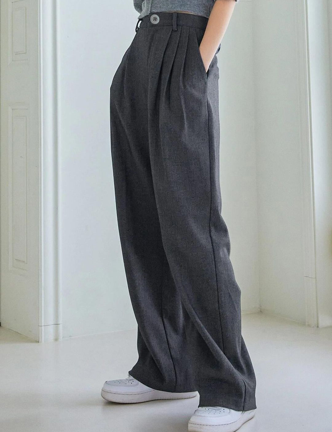 Kotty Women Relaxed Straight Leg Straight Fit Easy Wash Pleated Parallel Trousers