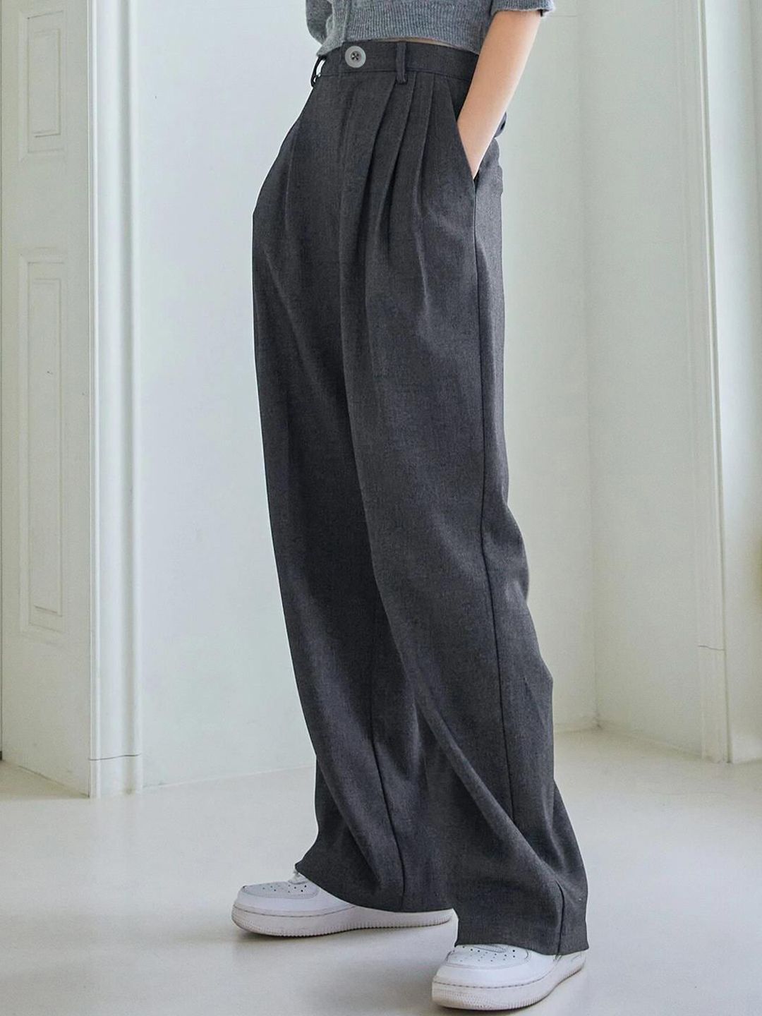 Kotty Women Relaxed Straight Leg Straight Fit Easy Wash Pleated Parallel Trousers