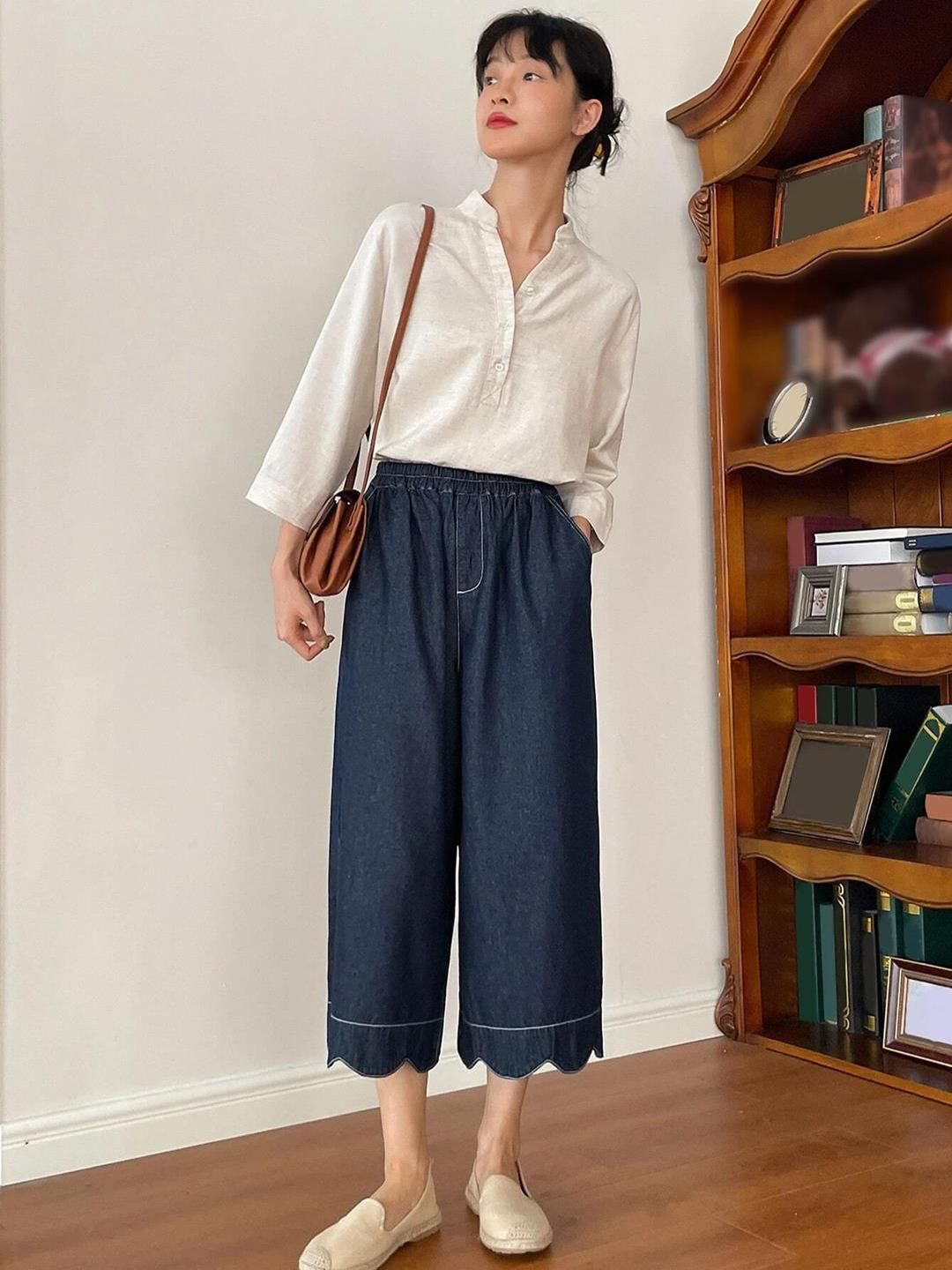 Kotty Women Flared High-Rise Clean Look Cropped Stretchable Jeans