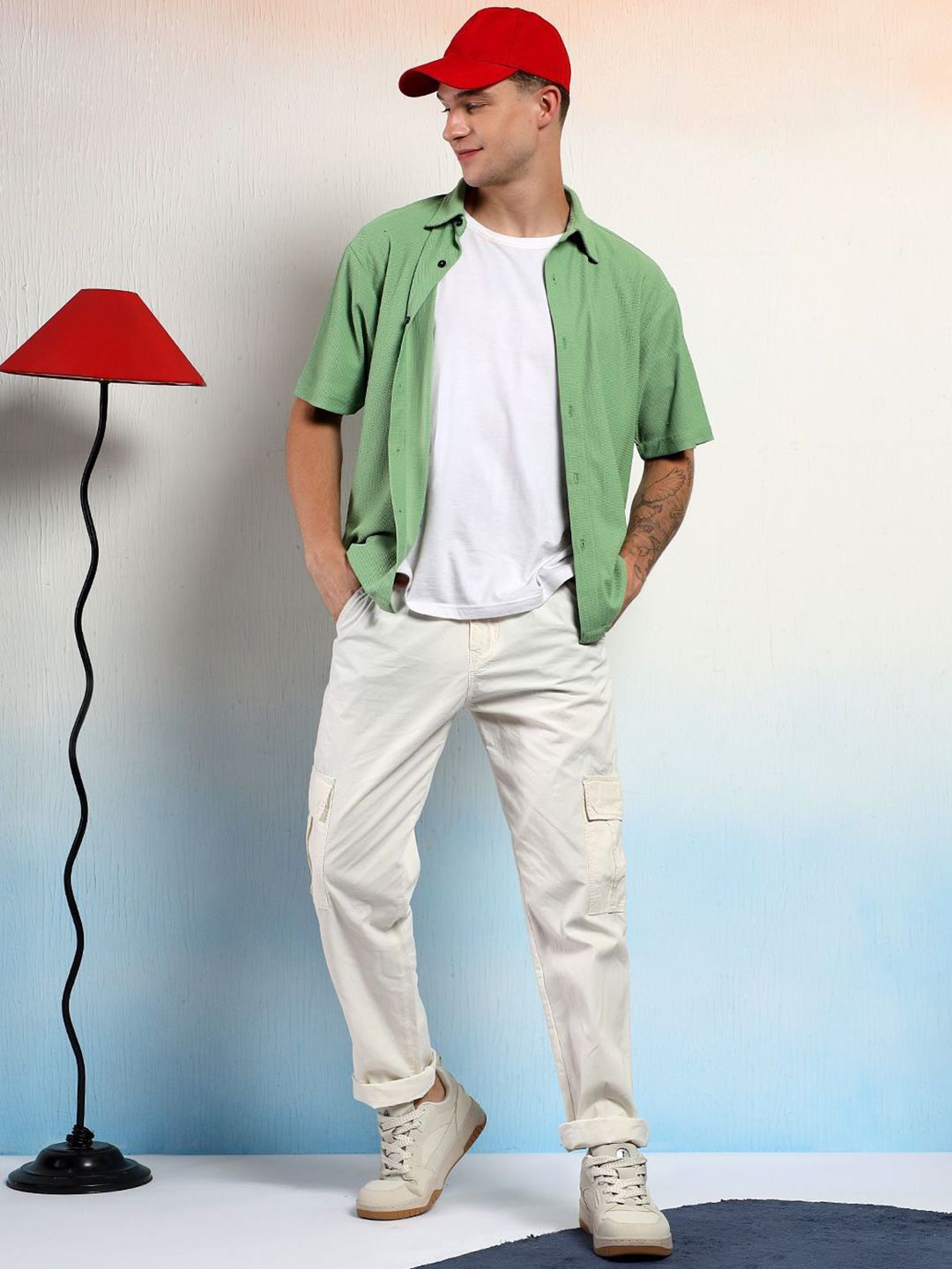 Kotty Men Low-Rise Wrinkle Free Chambray Pleated Cargos Trousers