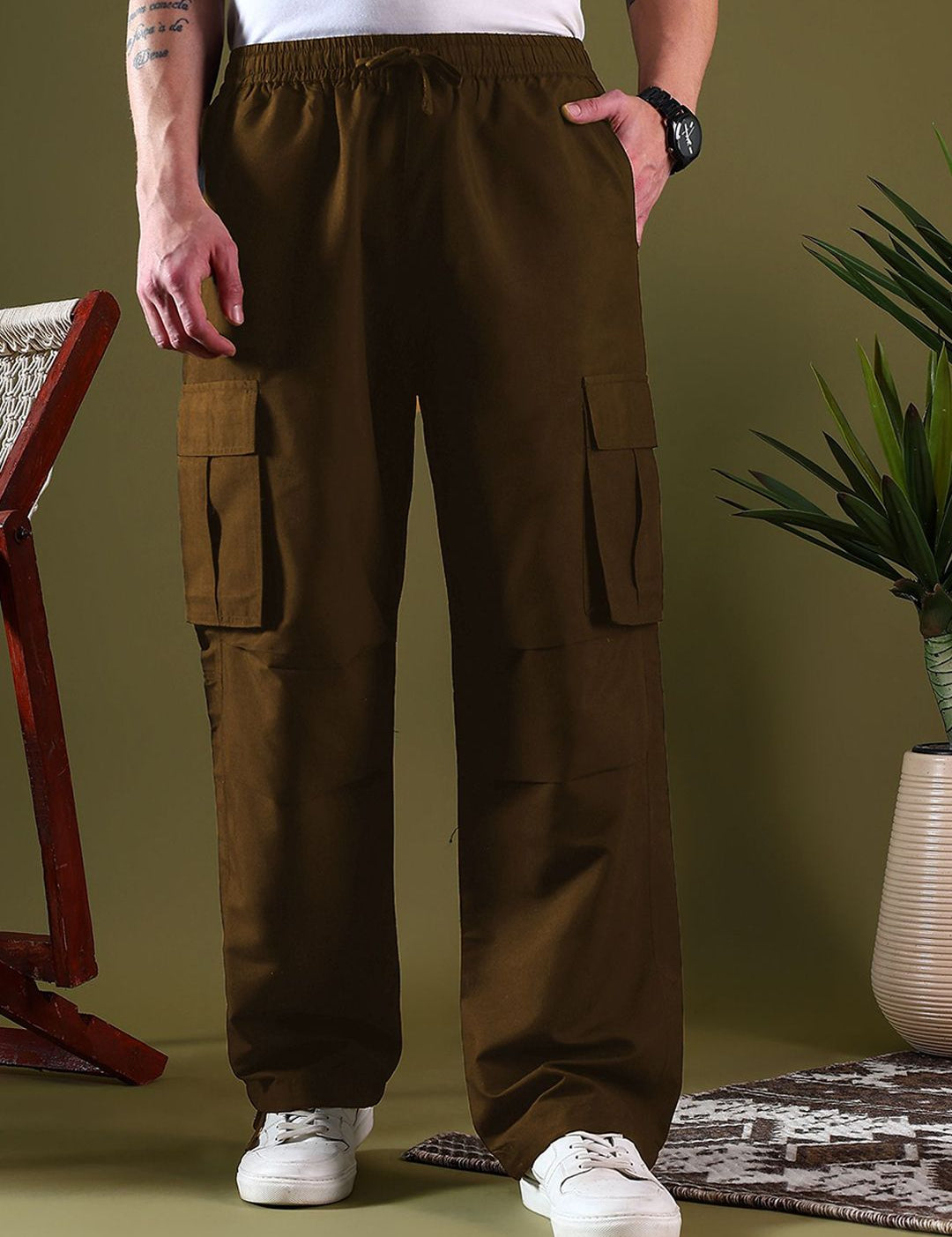 Kotty Men Relaxed Low-Rise Easy Wash Pleated Cargos Trousers