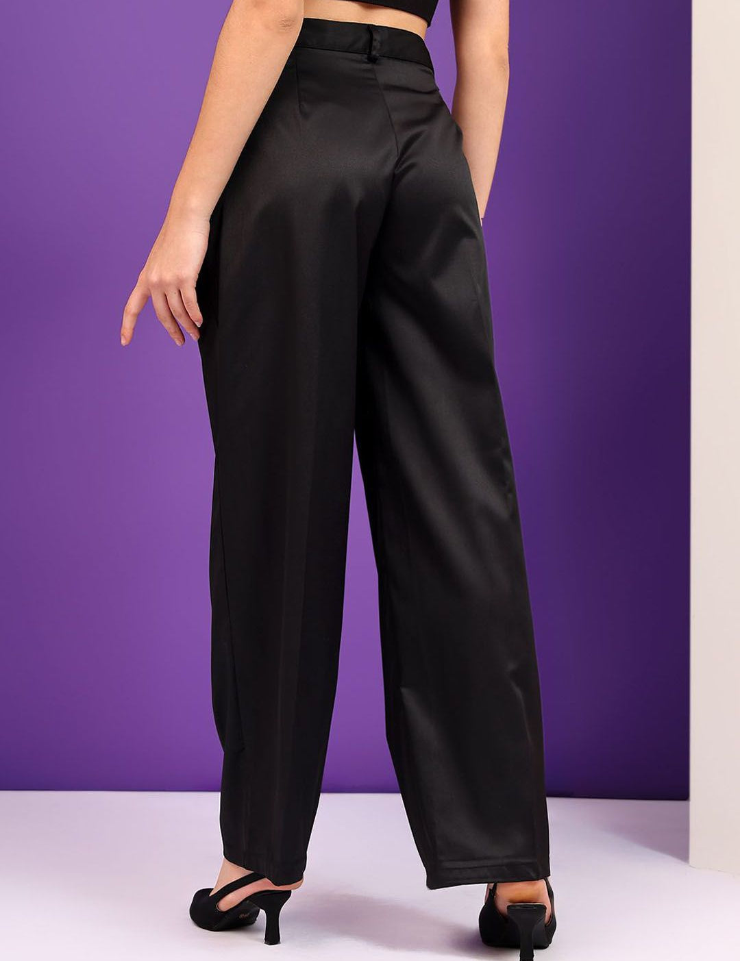 Kotty Women Relaxed Straight Leg Straight Fit High-Rise Easy Wash Pleated Trousers