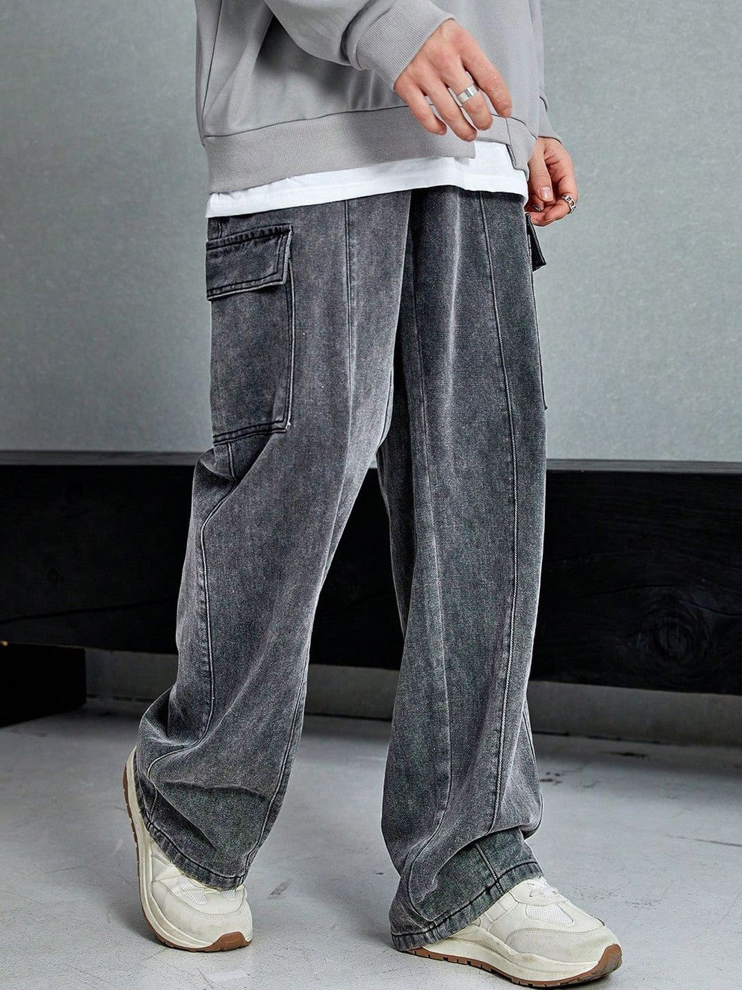 Kotty Men Relaxed Fit Cargo Jeans With Front Seam Paneling