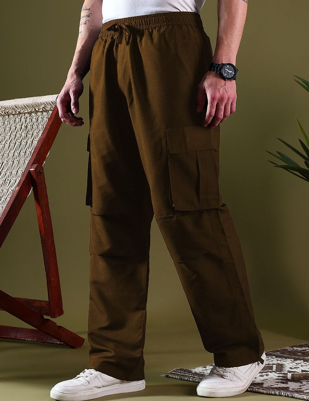 Kotty Men Relaxed Low-Rise Easy Wash Pleated Cargos Trousers
