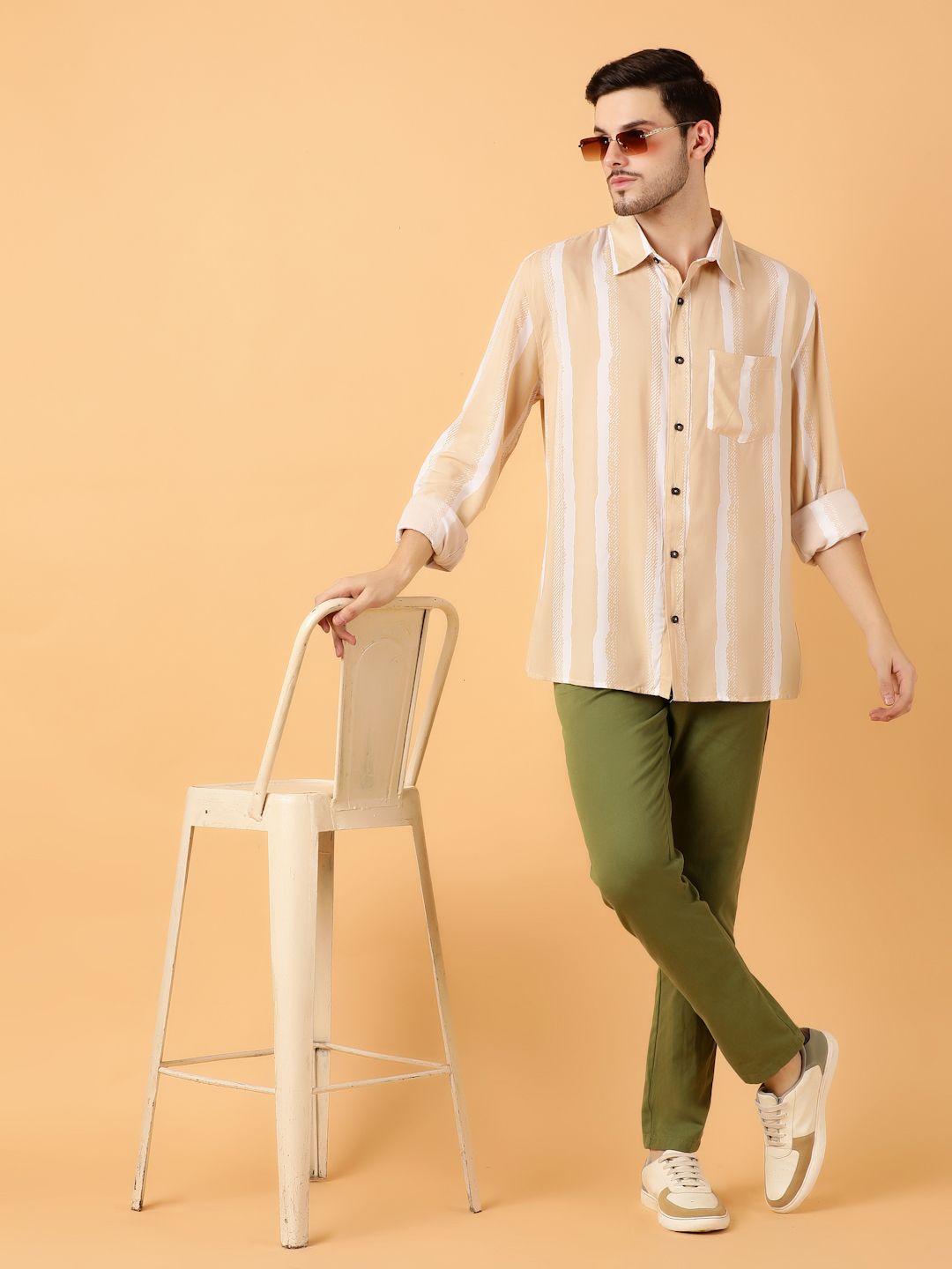 Kotty Men Relaxed Spread Collar Graphic Printed Casual Shirt