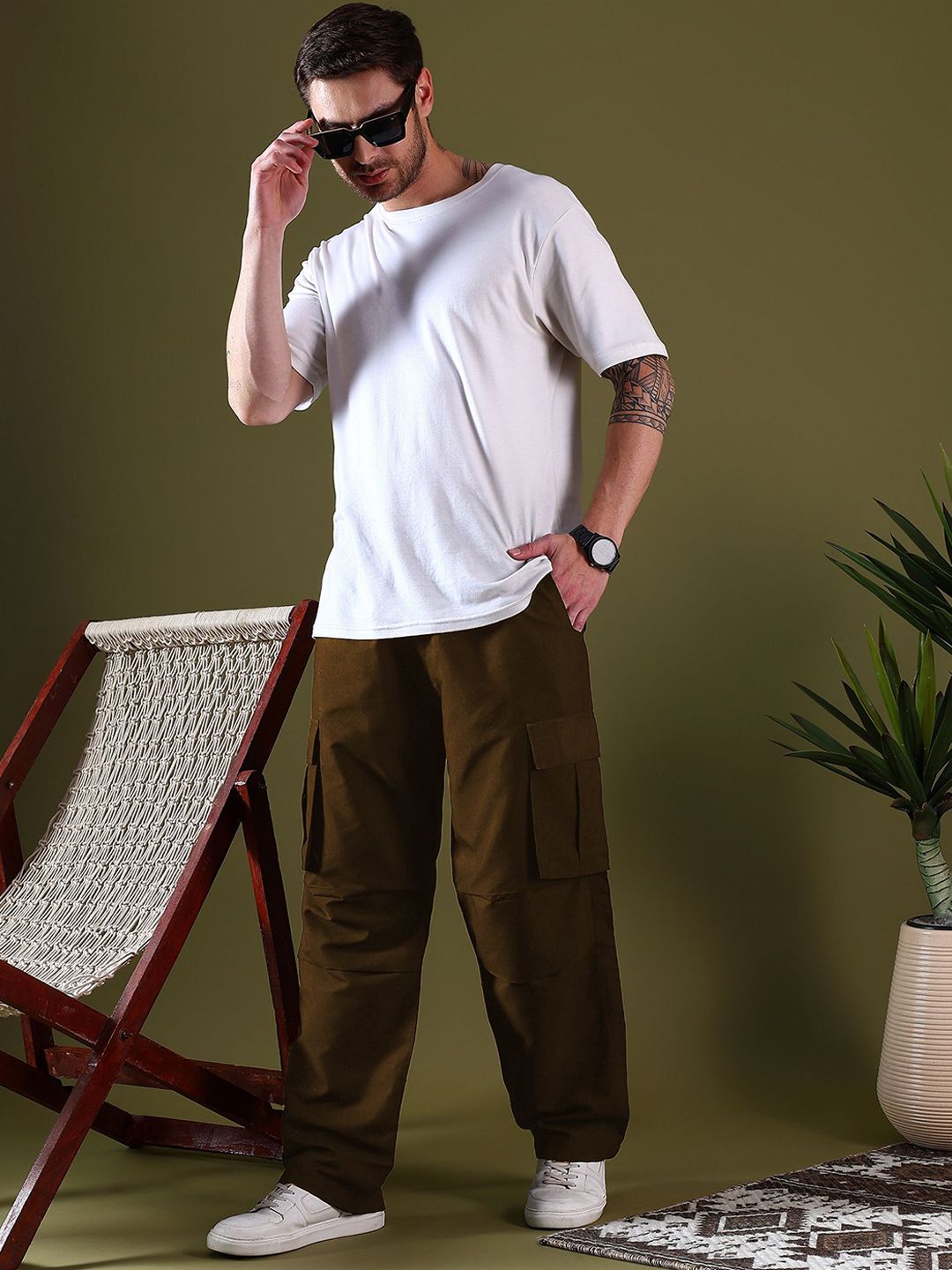 Kotty Men Relaxed Low-Rise Easy Wash Pleated Cargos Trousers
