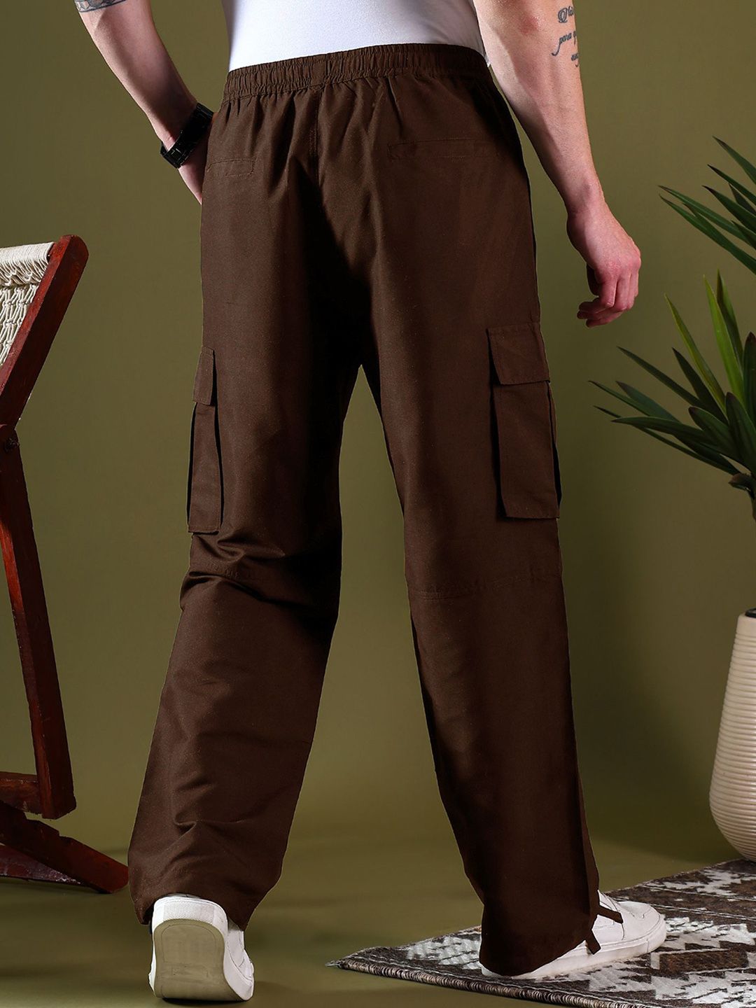 Kotty Men Relaxed Low-Rise Easy Wash Pleated Cargos Trousers
