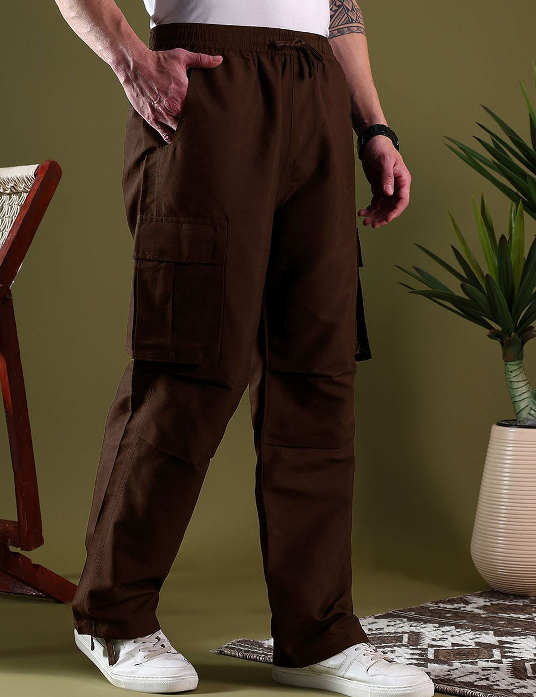 Kotty Men Relaxed Low-Rise Easy Wash Pleated Cargos Trousers