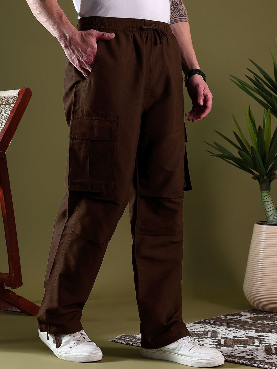 Kotty Men Relaxed Low-Rise Easy Wash Pleated Cargos Trousers