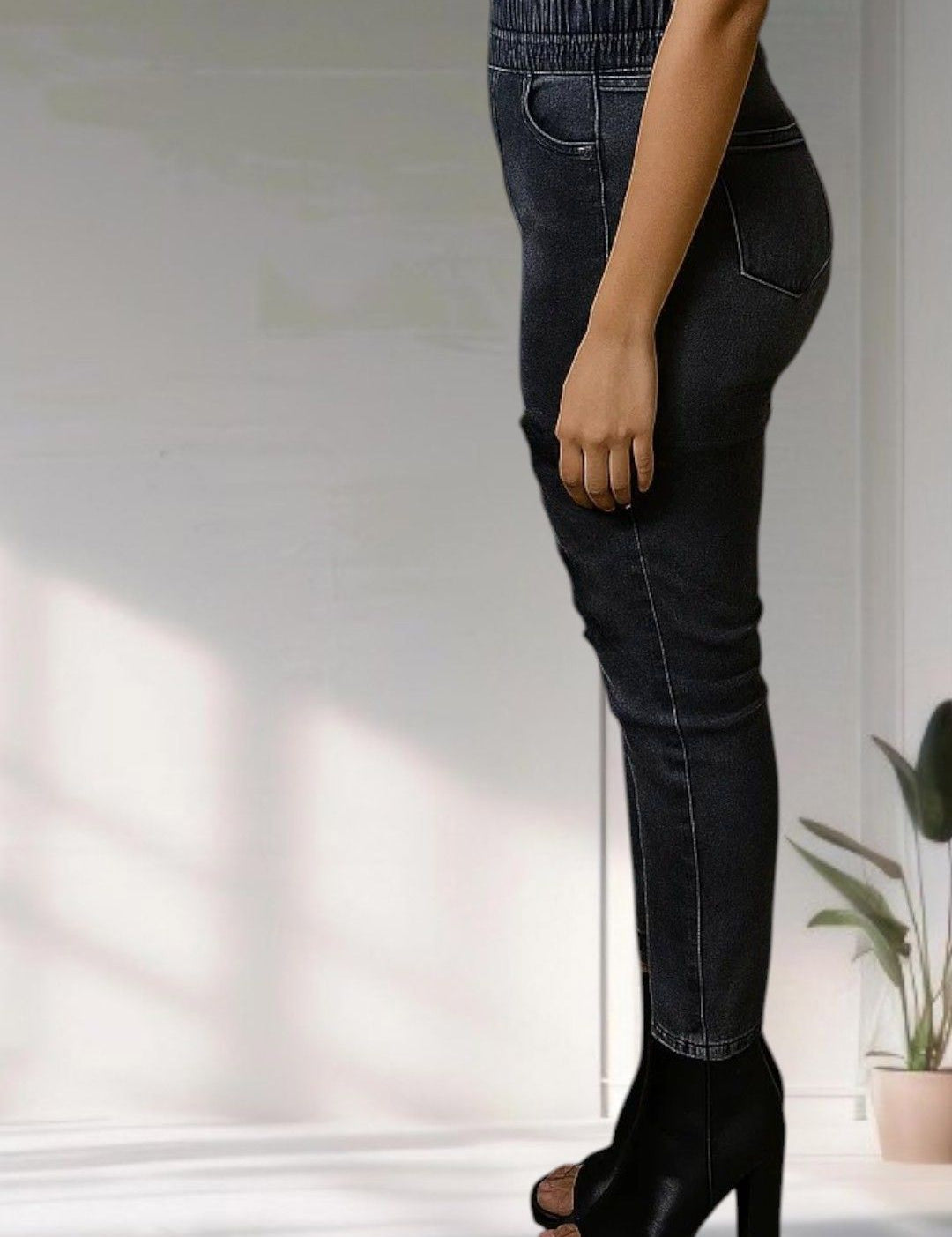 Kotty Women Skinny Fit High-Rise Mildly Distressed Light Fade Stretchable Jeans