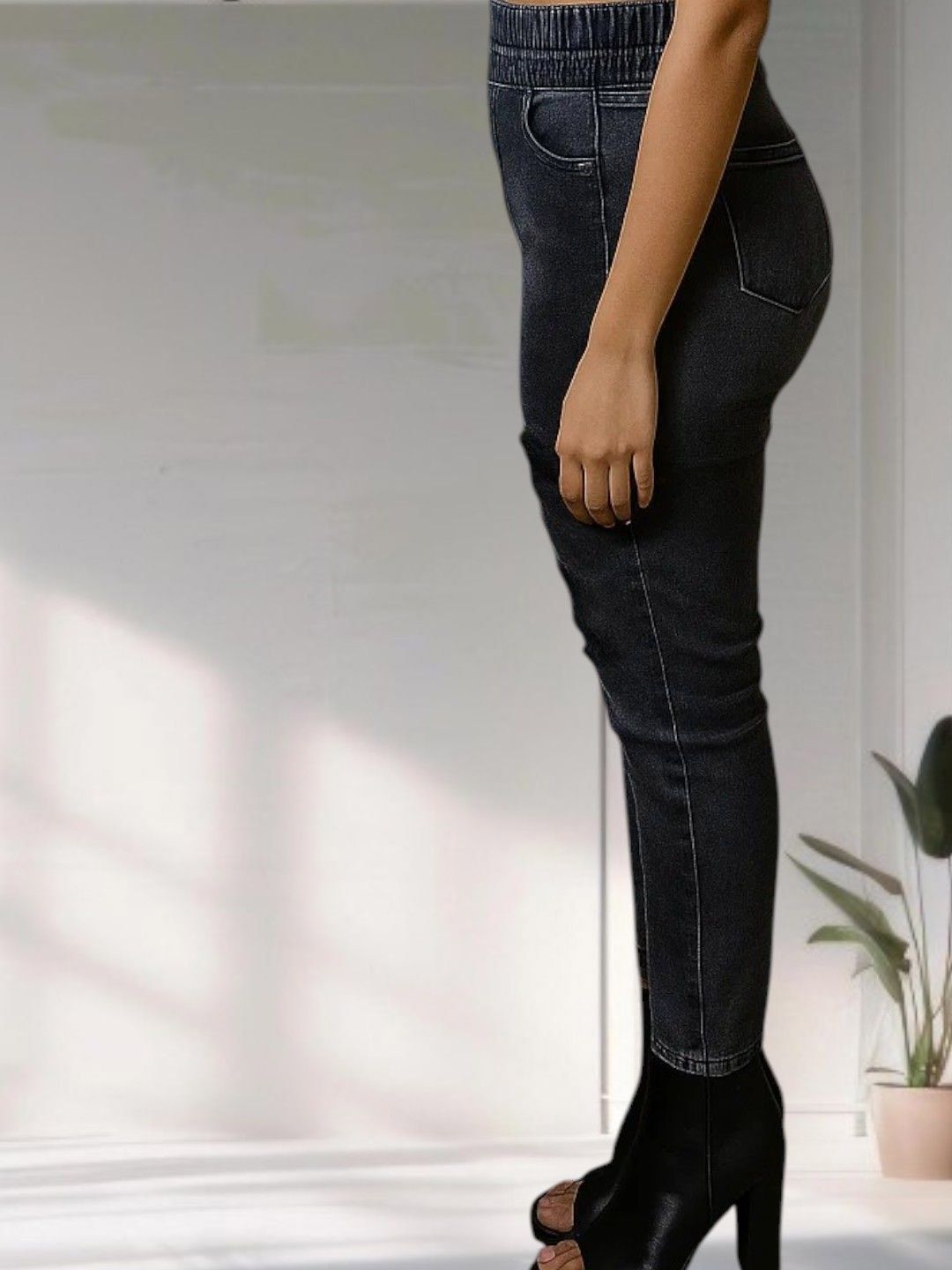 Kotty Women Skinny Fit High-Rise Mildly Distressed Light Fade Stretchable Jeans