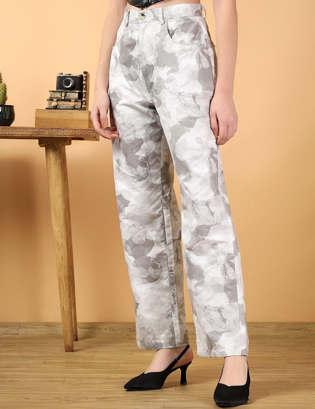 Kotty Women Floral Printed Straight Fit High-Rise Trouser