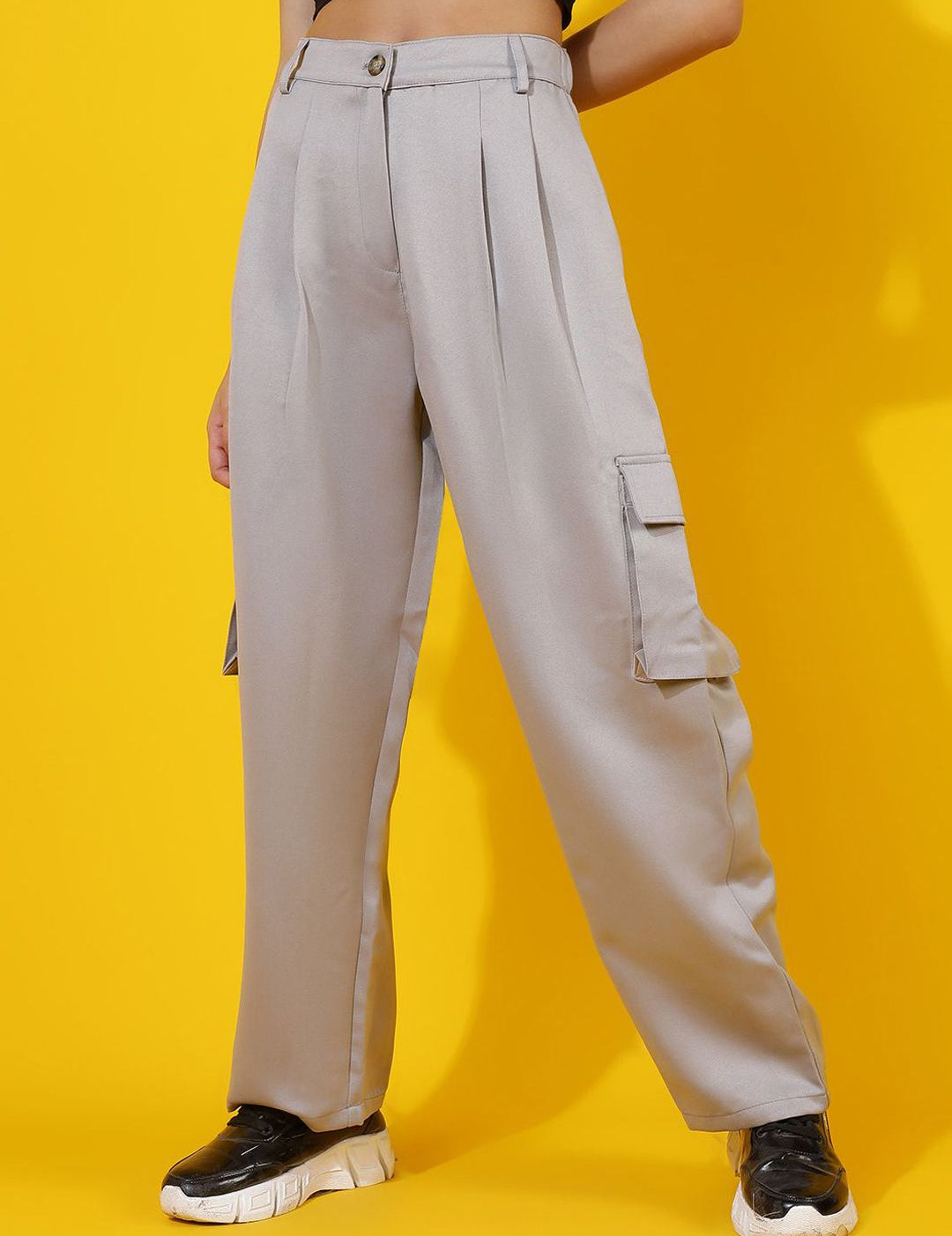 Kotty Women Relaxed Straight Leg Straight Fit High-Rise Easy Wash Pleated Cargos Trousers