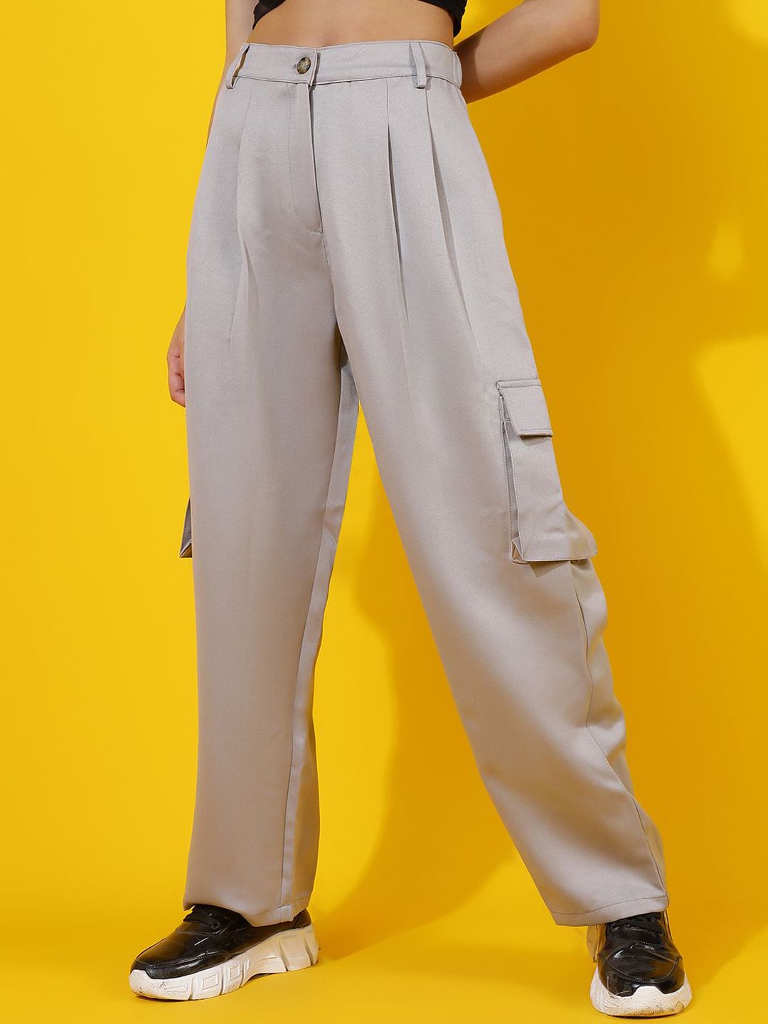 Kotty Women Relaxed Straight Leg Straight Fit High-Rise Easy Wash Pleated Cargos Trousers