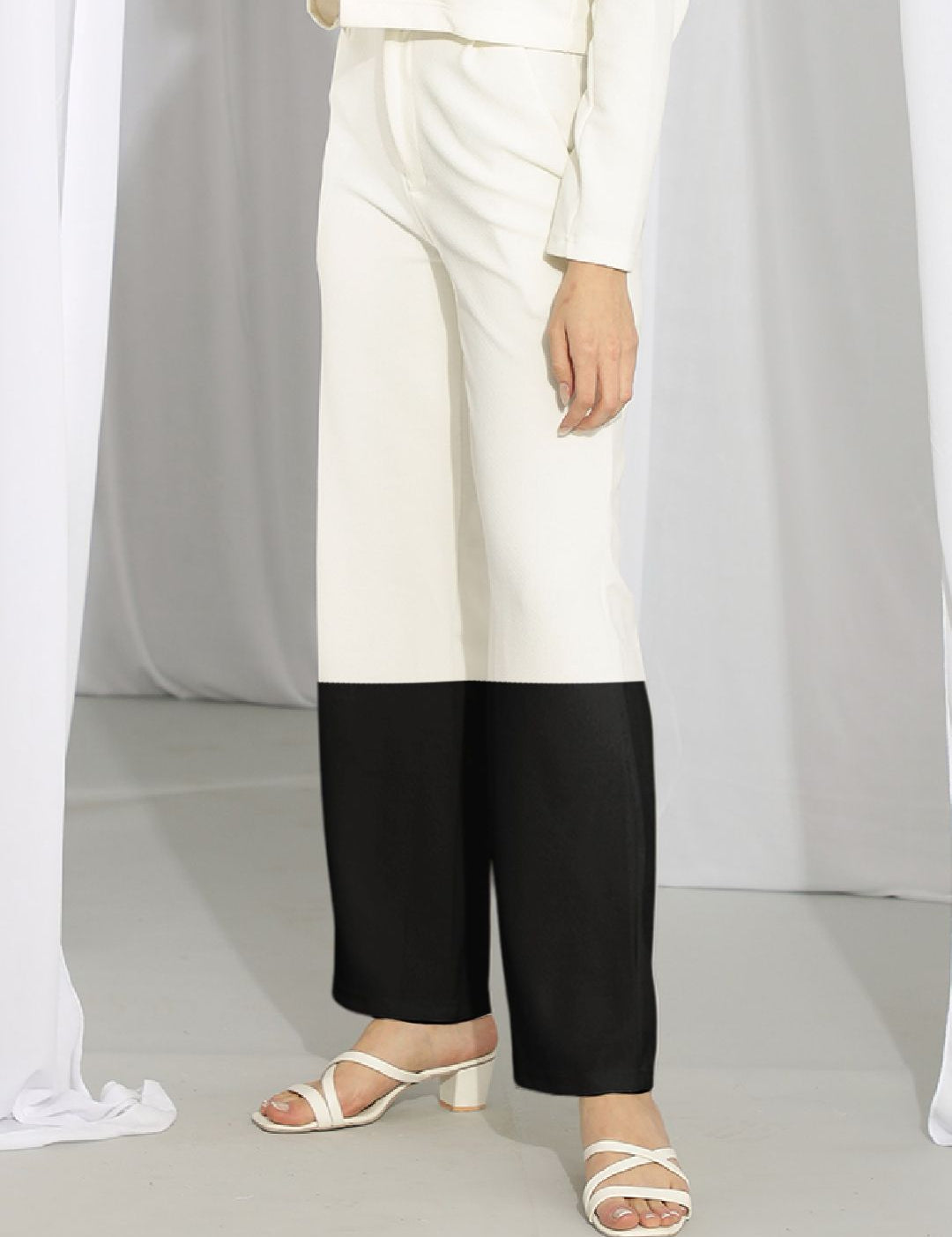 Kotty Women Colourblocked High-Rise Straight Fit Easy Wash Regular Trousers