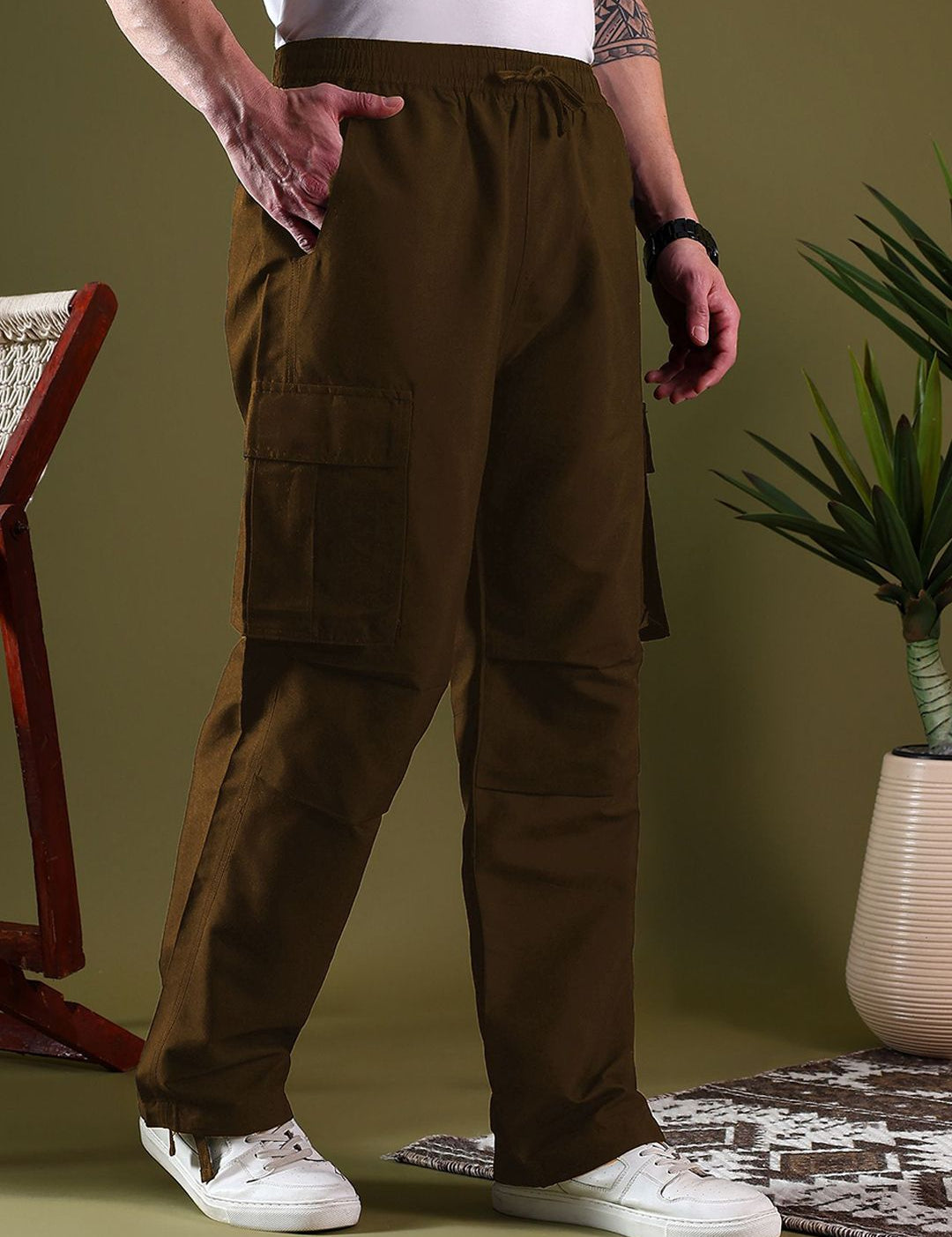 Kotty Men Relaxed Low-Rise Easy Wash Pleated Cargos Trousers