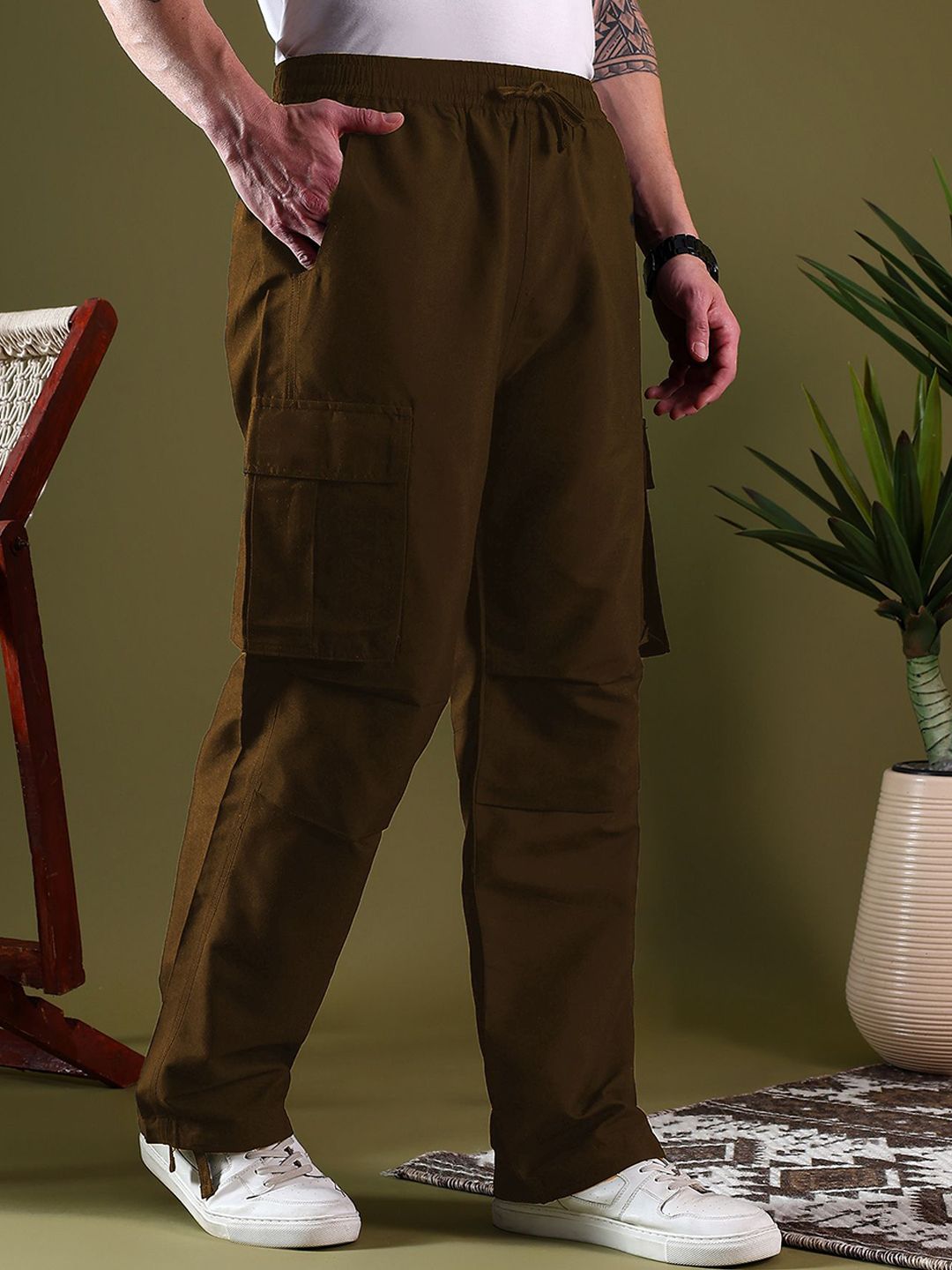 Kotty Men Relaxed Low-Rise Easy Wash Pleated Cargos Trousers