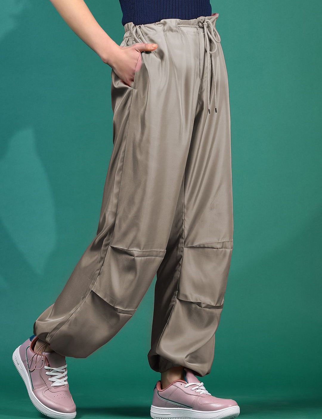 Kotty Women Relaxed High-Rise Pleated Trousers