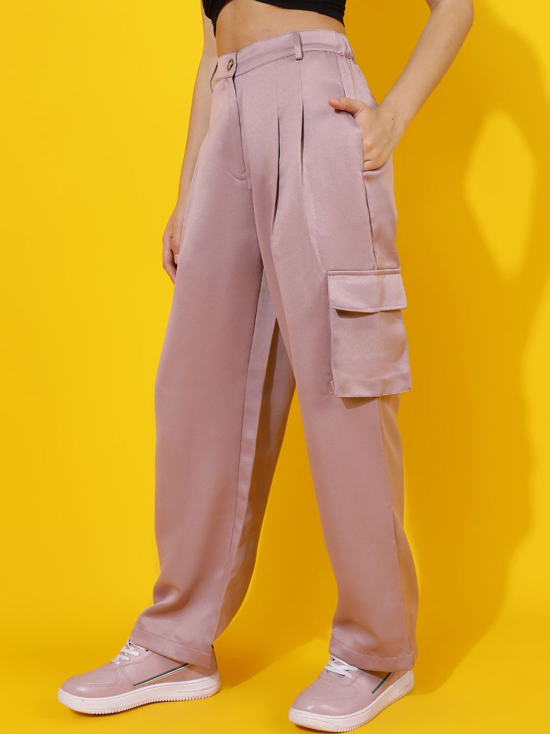 Kotty Women Relaxed Straight Leg Straight Fit High-Rise Easy Wash Pleated Cargos Trousers