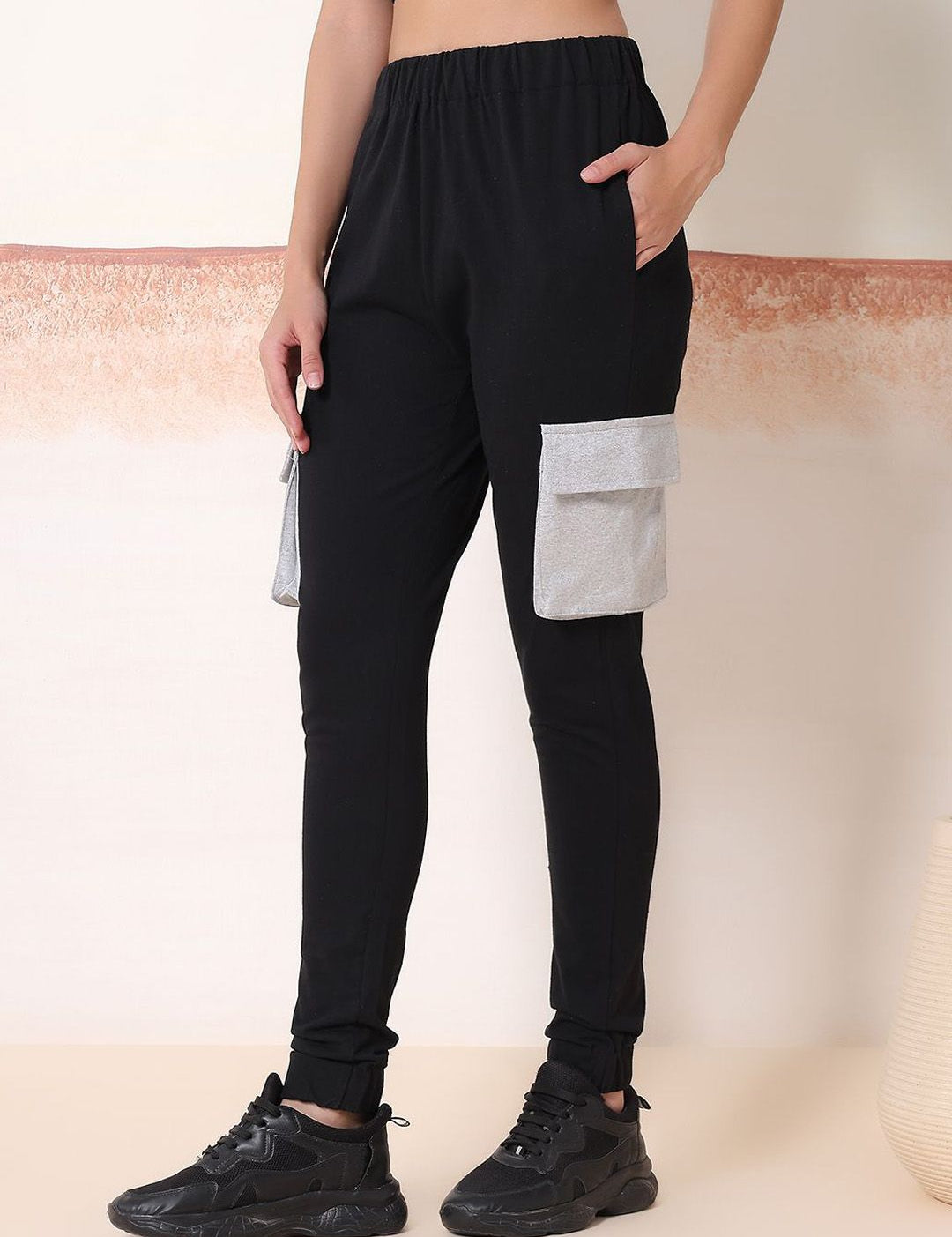 Kotty Women Cotton Relaxed -Fit Mid-Rise Joggers 