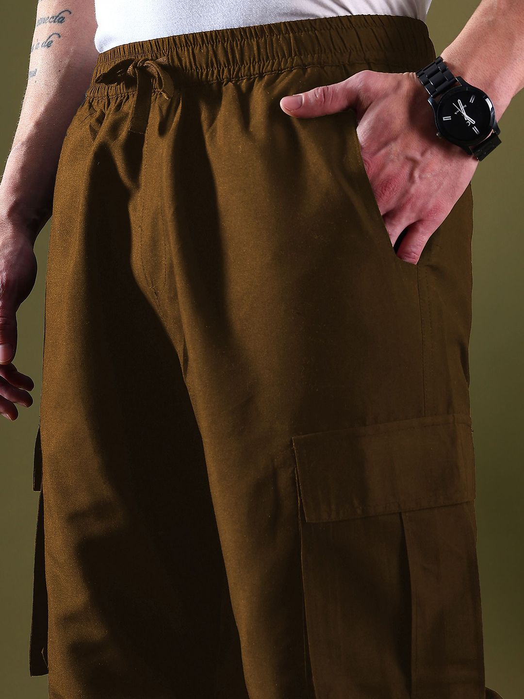 Kotty Men Relaxed Low-Rise Easy Wash Pleated Cargos Trousers