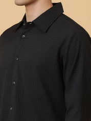 Kotty Men Relaxed Spread Collar Solid Casual Shirt